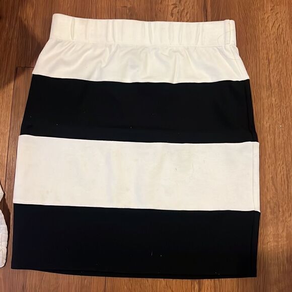 Black and White Cotton Skirt BRAND NEW Never Worn Size Small Aqua Stretch - Picture 3 of 3